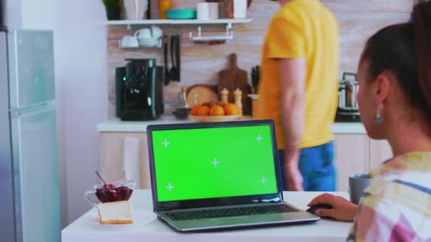 Freelancer met laptop met groen scherm — Stockvideo