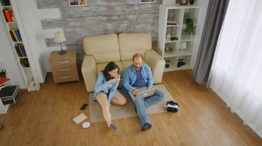 İnternetten alışveriş yapan çift