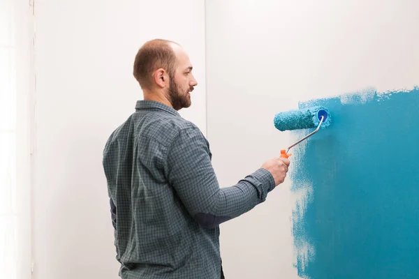 아파트 벽을 다시 칠하라 — 스톡 사진