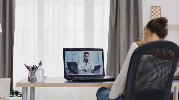 Жінка у віддаленому відеозв'язку зі своїм лікарем — стокове фото