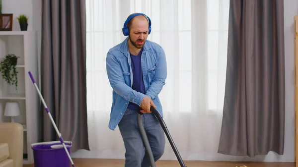 Hombre con auriculares durante el servicio de limpieza — Foto de Stock