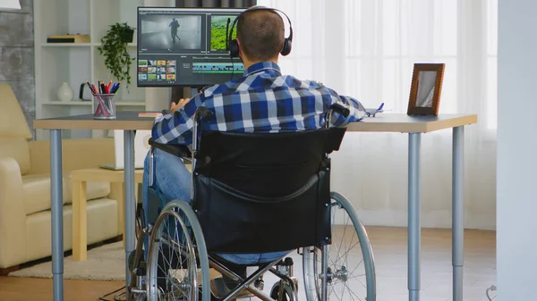 Videobewerker met een handicap — Stockfoto