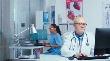 Doktor kameraya bakıyor.