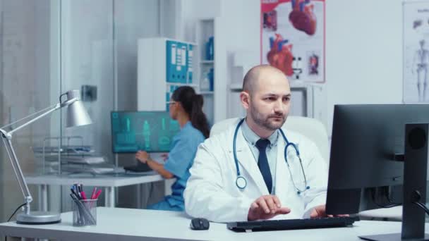 Personale medico che lavora in una moderna clinica privata — Video Stock