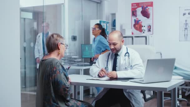 Velha aposentada no check-up médico anual — Vídeo de Stock