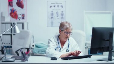 Başhekim kameraya gülümsüyor.