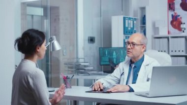 Kıdemli doktor tıbbi danışmanlık yapıyor.