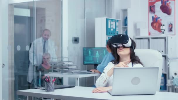 Onderzoek in de geneeskunde met virtual reality — Stockvideo