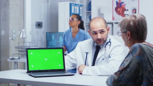 Écran vert ordinateur portable dans le bureau du médecin — Video