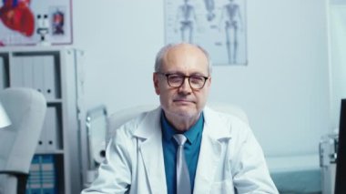 Deneyimli yaşlı bir doktorun orijinal portresi.
