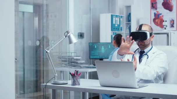 Personel medyczny pracujący w wirtualnej rzeczywistości — Wideo stockowe