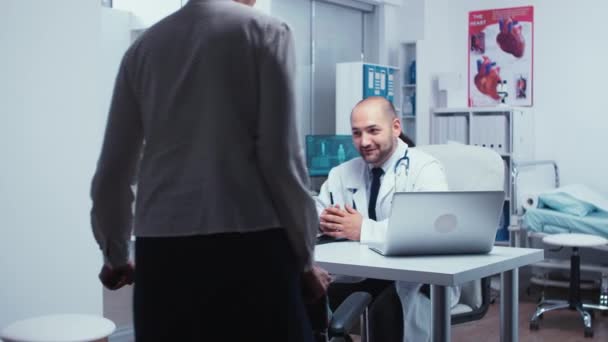 Tochter und verletzte Mutter zum Arzt — Stockvideo