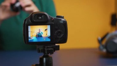 Sanatçı kamera lensini test ediyor