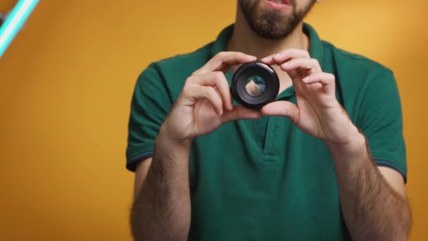 Görsel sanatçı dönen lens elle odaklaması — Stok video