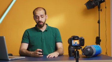 Kamera lenslerini test eden fotoğrafçı