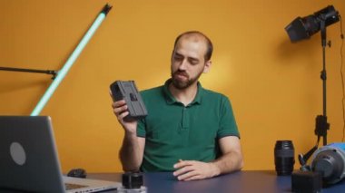 Vmount batterisini tutan içerik oluşturucu