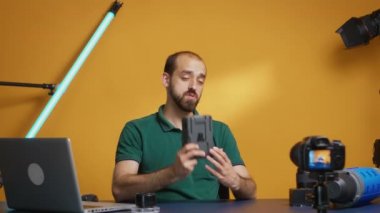 Kameraya v bağlama pili gösteriliyor