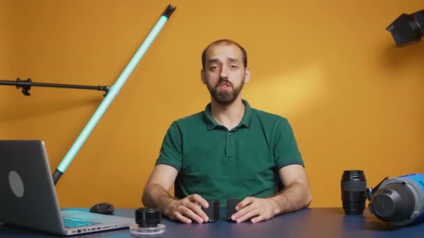 Examen de l'enregistrement Vlogger des batteries li-ion — Video