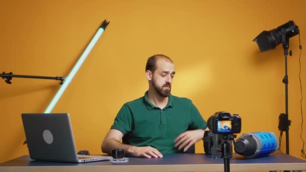 Vlogger trzymający lampę wideo — Wideo stockowe