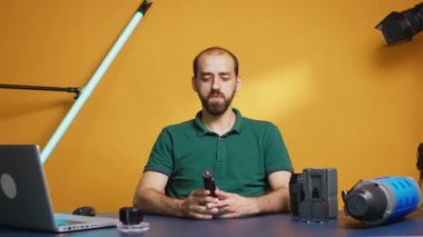 İçerik oluşturucu mini trepied gözden geçirme kaydediyor