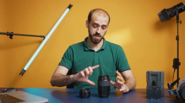 Kameraya lens gösteriliyor
