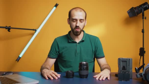 Fotógrafo sosteniendo lentes — Vídeo de stock