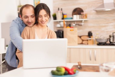 Erkek arkadaş sevgiliye sarılır.