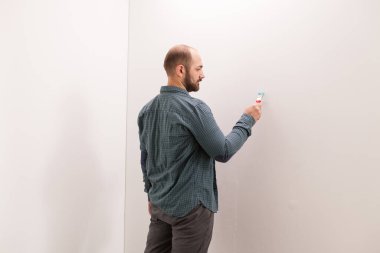 Duvardaki rengi test ediyorum.