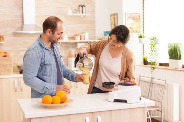 Ragazza versando frullato dal frullatore — Foto Stock