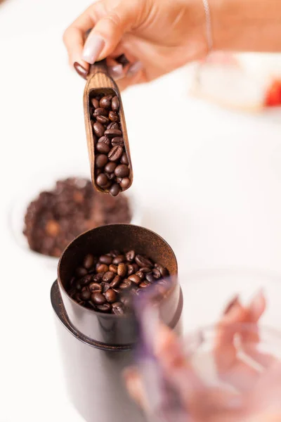 Primer plano granos de café en molinillo —  Fotos de Stock