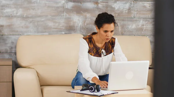 Mulher inteligente trabalhando no laptop — Fotografia de Stock