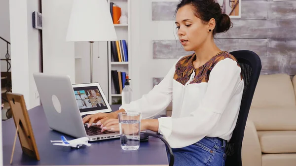 Женщина в видеозвонке на планшетном компьютере — стоковое фото