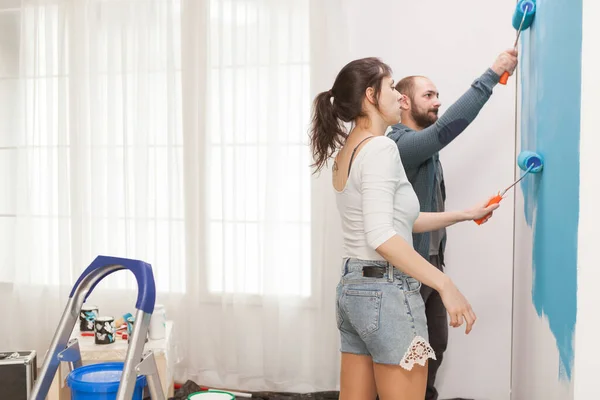 Doing a makeover of their apartment — Stock Photo, Image