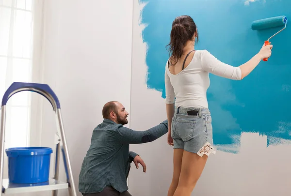 Homem pintando sentado — Fotografia de Stock