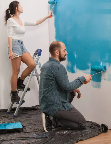 Pareja cansada pintando la pared —  Fotos de Stock