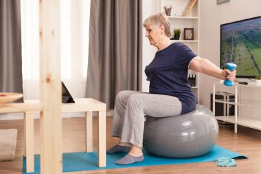 Büyükannem pijamalarıyla spor yapıyor.