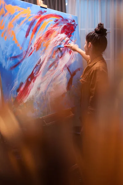 Absztrakt festészet a művészeti stúdióban — Stock Fotó
