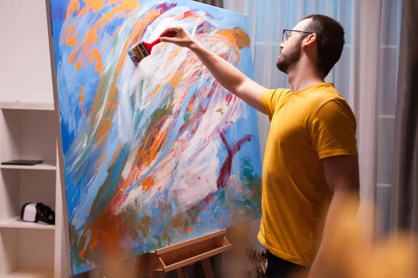 Homem pintando uma obra-prima — Fotografia de Stock