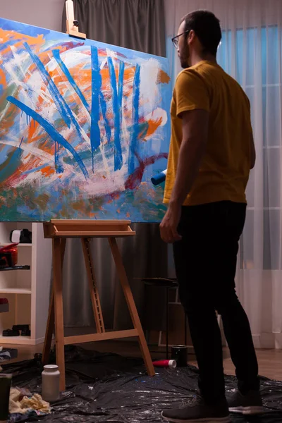 Pintor abstracto sosteniendo rodillo —  Fotos de Stock