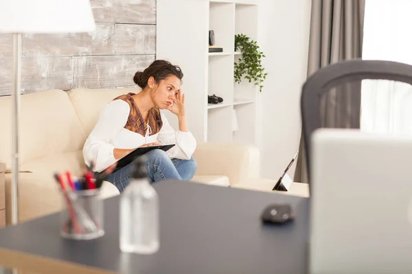 Trabajadora independiente con exceso de trabajo — Foto de Stock