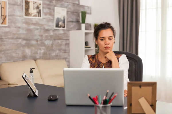 Freelancer feminino focado — Fotografia de Stock