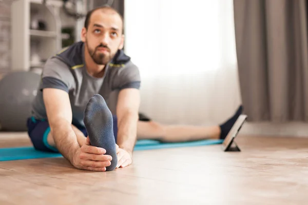 Evde yoga minderindeki aktif adam. — Stok fotoğraf