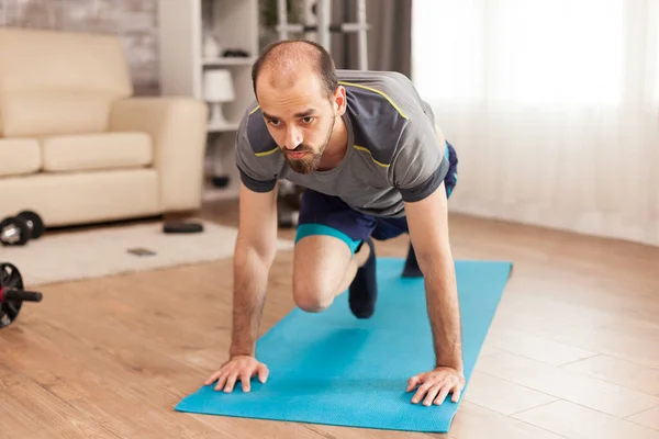 Fit man werken zijn lichaam op yoga mat — Stockfoto