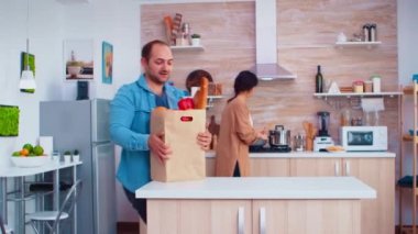 Adam mutfakta karısı için hokkabazlık yapıyor.