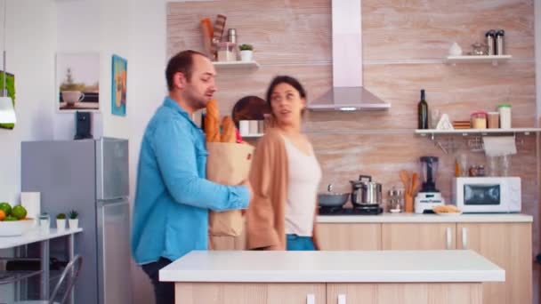 Pár drží papírový sáček s potravinami — Stock video