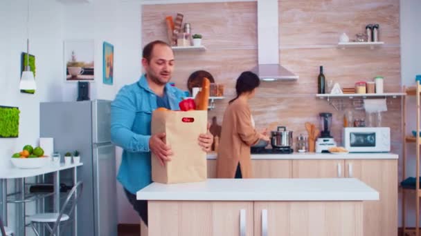 Kerl jonglieren für ehefrau im küche — Stockvideo