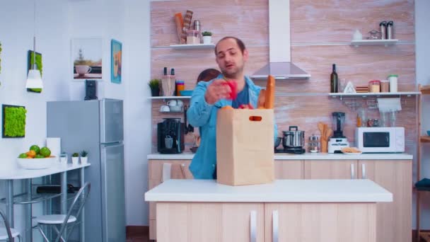 Esposo y esposa sacando verduras — Vídeo de stock