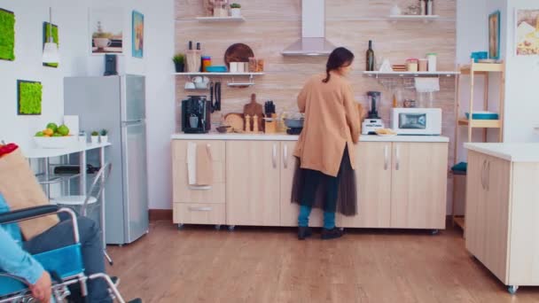 Hombre discapacitado en silla de ruedas con alimentos — Vídeos de Stock