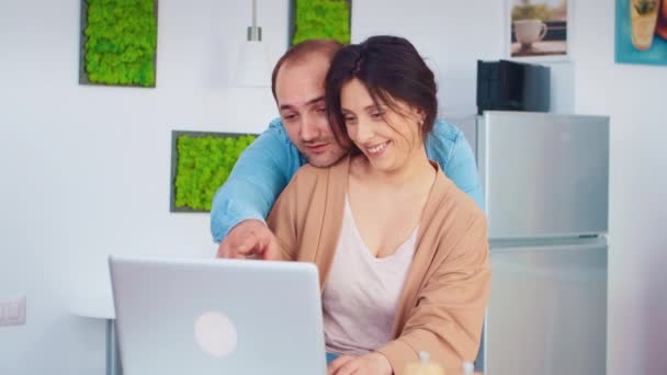Χαρούμενο ζευγάρι που χρησιμοποιεί φορητό υπολογιστή — Αρχείο Βίντεο