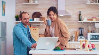 Mutfakta dizüstü bilgisayarda çalışan girişimci